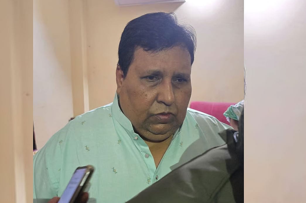 গাজীপুরের শ্রীপুরে তেলিহাটি ইউনিয়নের মাটির মসজিদ এলাকার একটি বাড়ি থেকে সাবেক সংসদ সদস্য (এমপি) চয়ন ইসলামকে গ্রেপ্তার করা হয়েছে। গতকাল রোববার রাতে