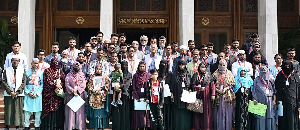 তেজগাঁওয়ে প্রধান উপদেষ্টার কার্যালয়ে আহত ও শহীদ পরিবারকে রাষ্ট্রীয়ভাবে আর্থিক সহায়তা প্রদান কার্যক্রমের উদ্বোধন শেষে ফটোসেশনে অংশ নেন প্রধান উপদেষ্টা অধ্যাপক মুহাম্মদ ইউনূস। ১০ ফেব্রুয়ারি