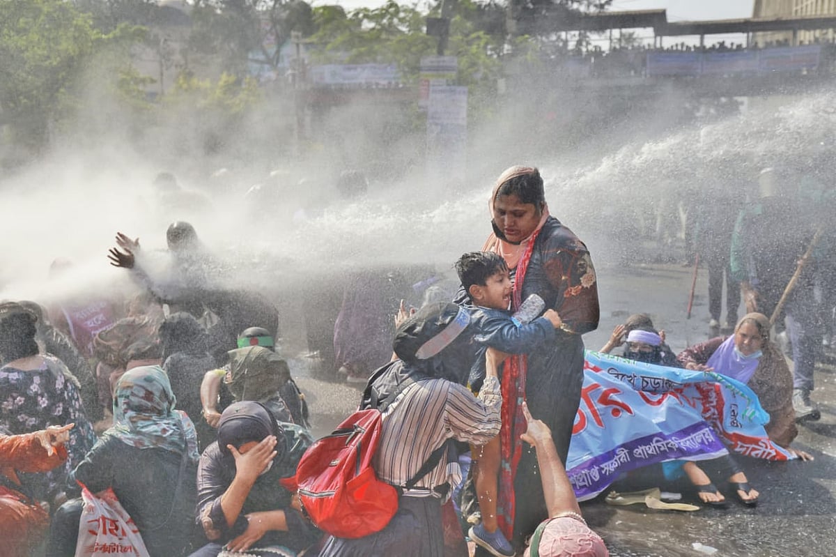 আন্দোলনকারীদের ছত্রভঙ্গ করতে জলকামান ব্যবহার করে পুলিশ। ছোট শিশুকে নিয়ে বিপাকে এই অভিভাবক