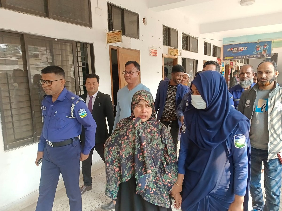 রায় ঘোষণার পর আদালত থেকে কারাগারে নেওয়া হচ্ছে  হাফিজা খাতুনকে। আজ সোমবার সকালে