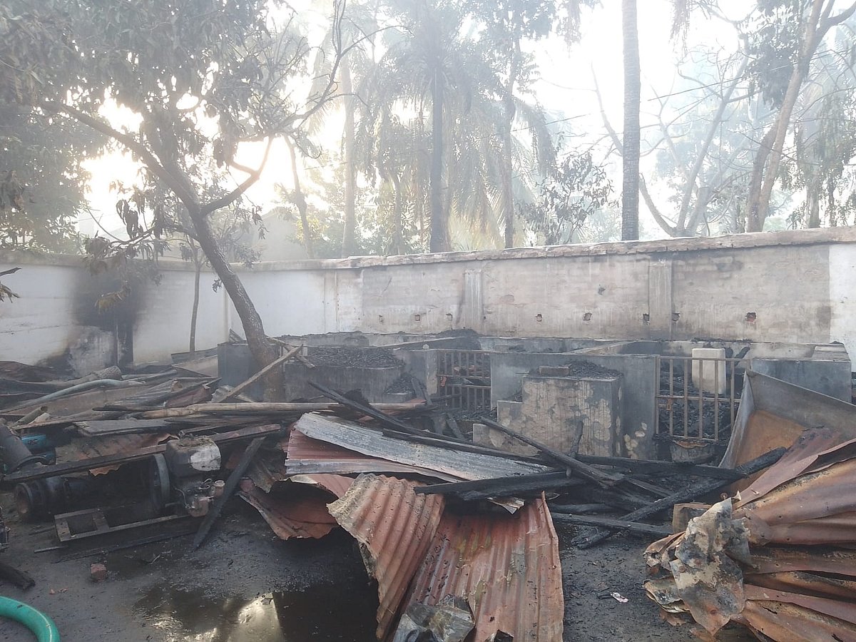 যশোরের কেশবপুরের মঙ্গলকোট ইউনিয়ন পরিষদের চেয়ারম্যান আবদুল কাদেরের বাড়িতে ভাঙচুর ও অগ্নিসংযোগের পরের অবস্থা। আজ সকালে বুড়ুলিয়া গ্রামে