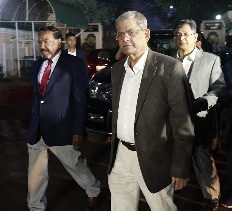 মির্জা ফখরুল ইসলাম আলমগীরসহ তিন সদস্যের বিএনপির প্রতিনিধি দল আজ প্রধান উপদেষ্টা অধ্যাপক মুহাম্মদ ইউনূসের সঙ্গে বৈঠক করেন। বৈঠক শেষে রাত পৌনে আটটার দিকে যমুনার সামনে আসেন তাঁরা