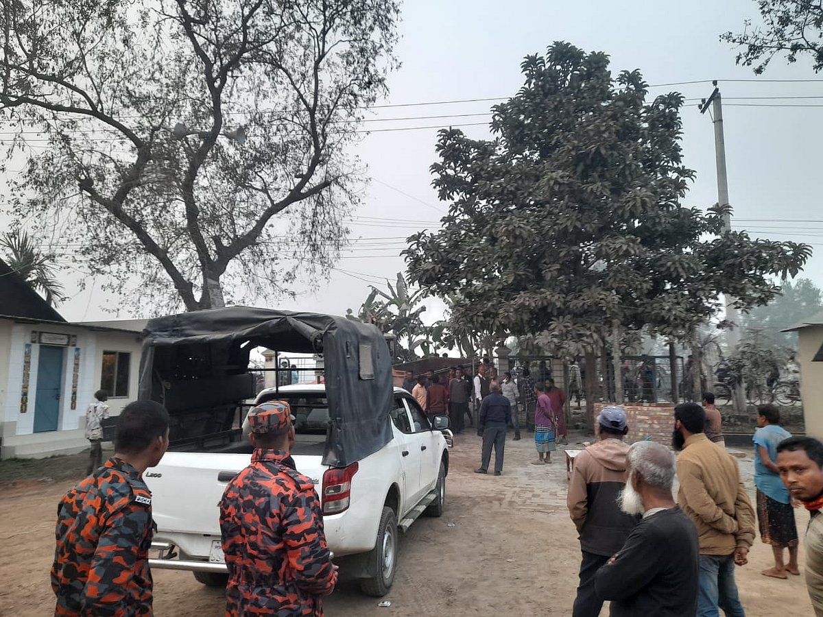 লালমনিরহাটের কালীগঞ্জ উপজেলা বিএনপির আহ্বায়ক ও স্থানীয় ইউপি চেয়ারম্যান জাহাঙ্গীর আলমের অবৈধ ইটভাটায় অভিযান চালাতে গিয়ে অবরুদ্ধ হয়েছেন ভ্রাম্যমাণ আদালতের বিচারকসহ অন্যরা