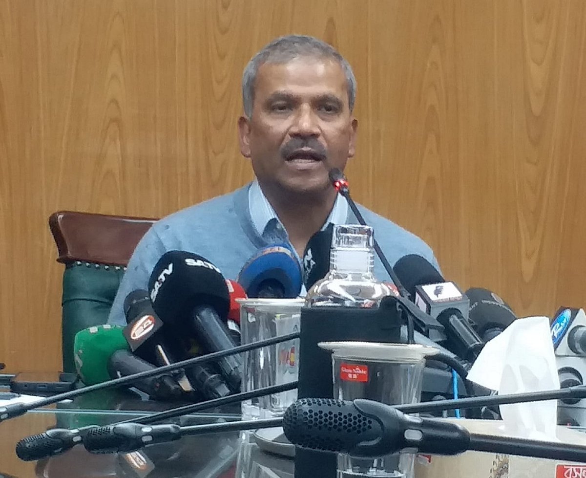 সংবাদ সম্মেলনে বক্তব্য রাখছেন আইন উপদেষ্টা অধ্যাপক আসিফ নজরুল। আজ মঙ্গলবার বিকেলে সচিবালয়ে