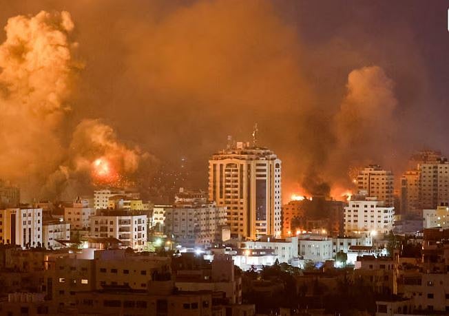 ইসরায়েলের নির্বিচার হামলায় ধ্বংসস্তূপে পরিণত হয়েছে গাজা