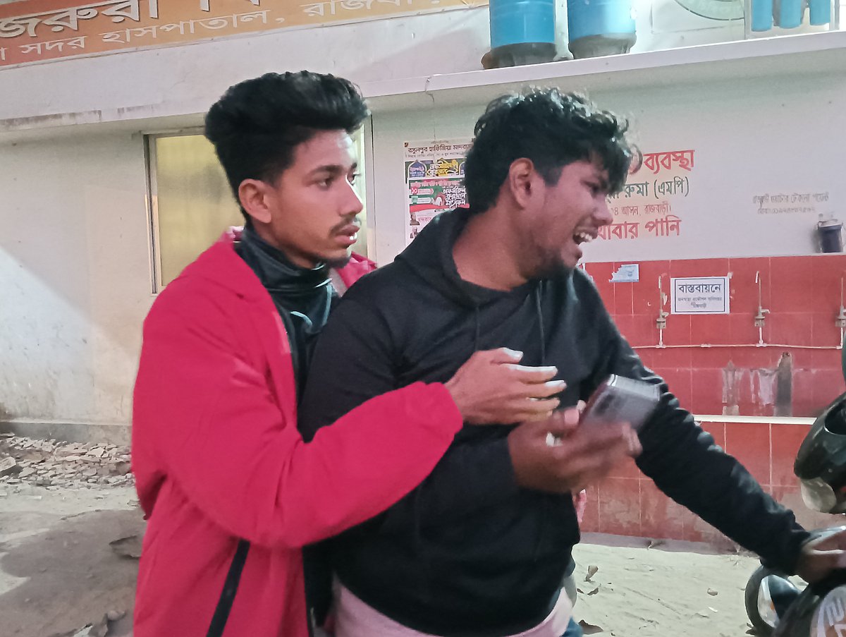 রাজবাড়ীতে সদর হাসপাতালে লাশ দেখে স্বজনদের আহাজারি। মঙ্গলবার রাতে