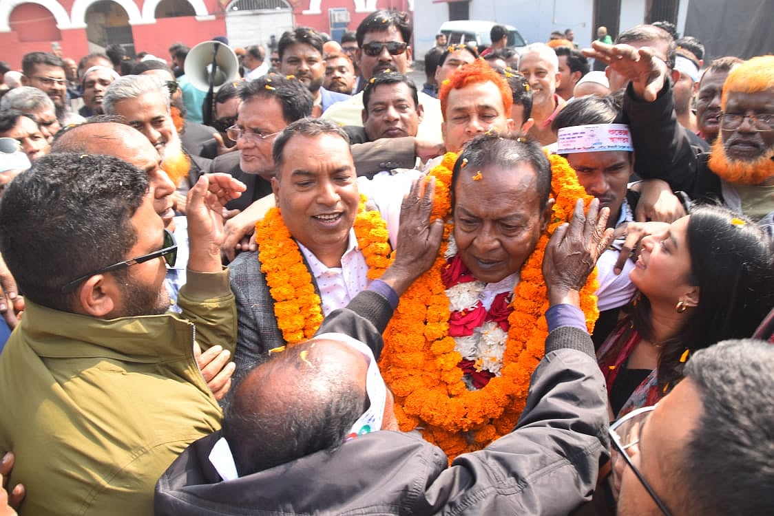 মুক্তি পাওয়া নেতাদের ফুলের মালা পরিয়ে বরণ করে নেন বিএনপির নেতা-কর্মীরা। আজ মঙ্গলবার দুপুরে রাজশাহী কেন্দ্রীয় কারাগারের সামনে