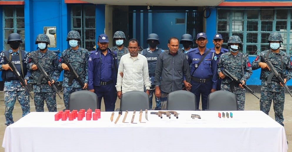 অভিযানে গ্রেপ্তার দুই ব্যক্তি ও উদ্ধার করা অস্ত্র-গুলি। আজ সকালে হাতিয়া থানার সামনে