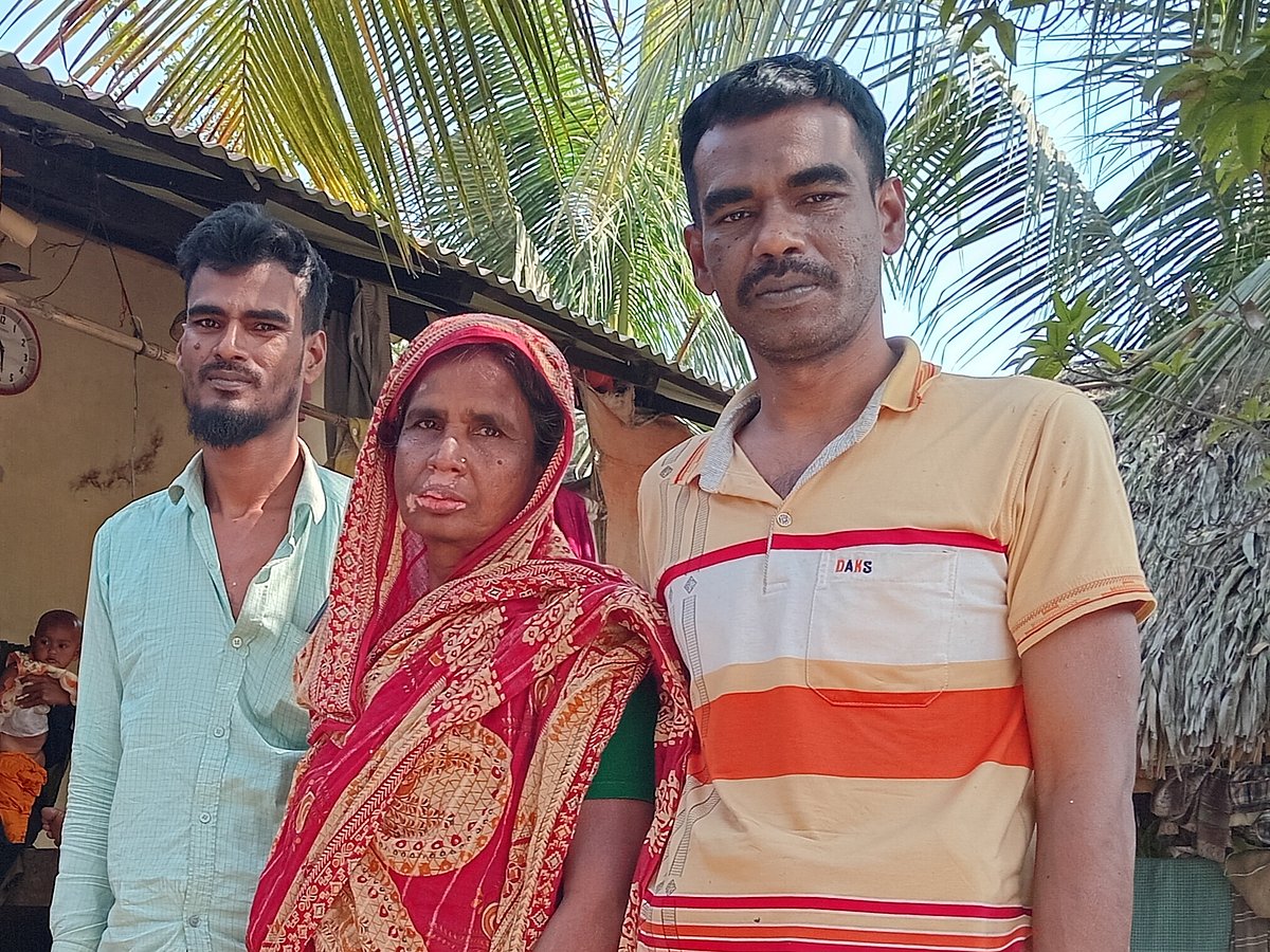 ভাই ও মায়ের সঙ্গে ইব্রাহিম শেখ (ডানে)। বাগেরহাটের ফকিরহাট উপজেলার ভবনা খড়িবুনিয়া গ্রামে