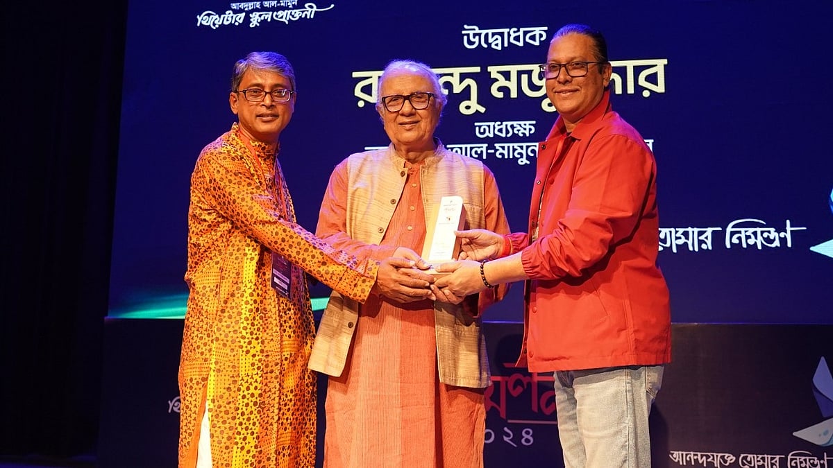 স্কুলের অধ্যক্ষ নাট্যজন রামেন্দু মজুমদারকে শুভেচ্ছা স্মারক উপহার দেন সম্মিলনের আহ্বায়ক সৈয়দ আপন আহসান