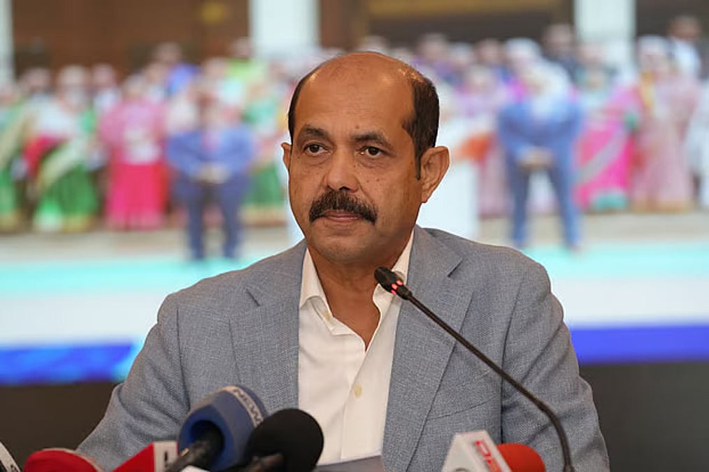 Ogil va ikki qiz porno onlayn Ayollar oyoq barmoqlarining porno fotosuratlari