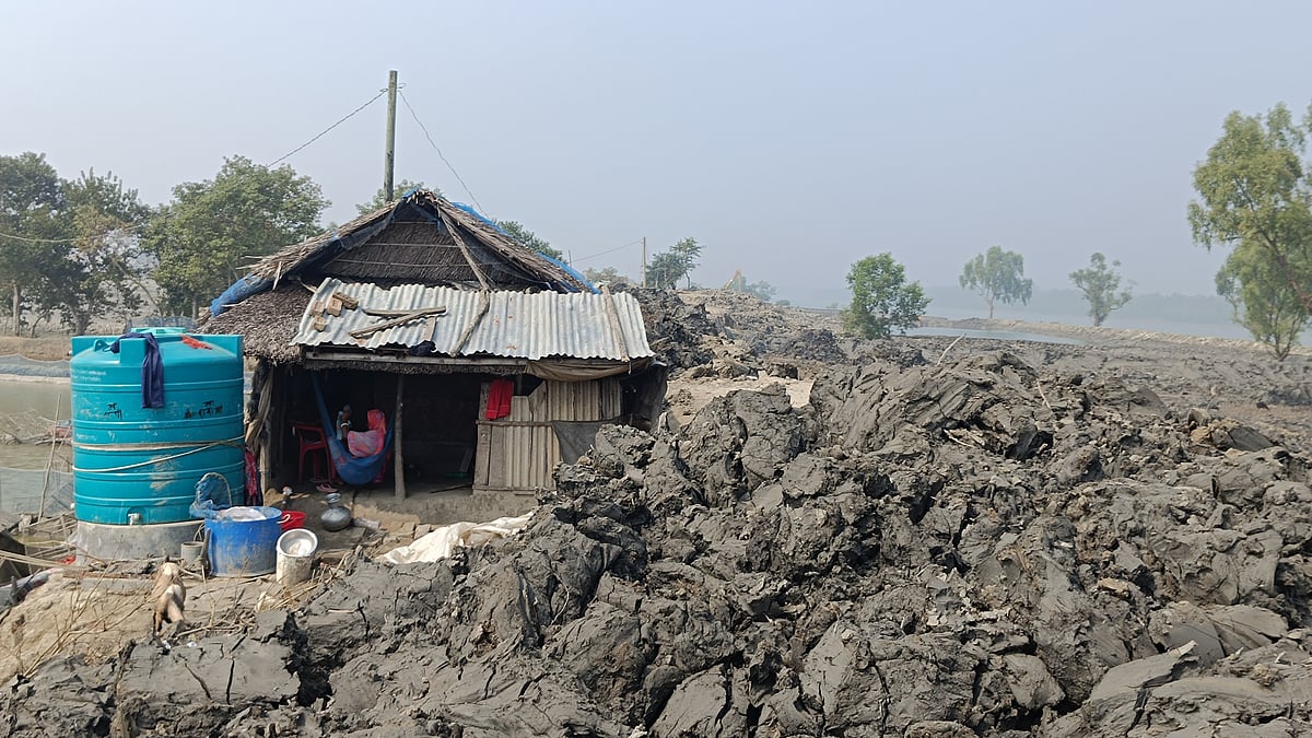 খুলনার কয়রায় জমি অধিগ্রহণের আগেই ব্যক্তিমালিকানাধীন জমির ওপর দিয়ে বাঁধ নির্মাণ করা হচ্ছে। গত শনিবার উপজেলার উত্তর বেদকাশী এলাকায়