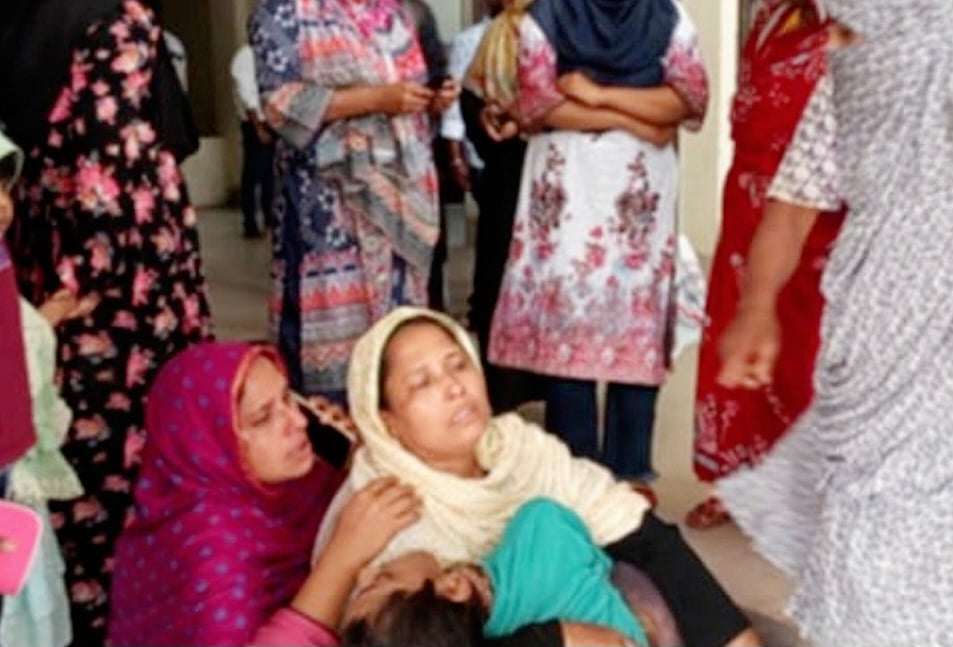 বরগুনার আমতলীতে সড়ক দুর্ঘটনায় নিহত ব্যক্তিদের স্বজনদের আহাজারি। মঙ্গলবার বিকেলে