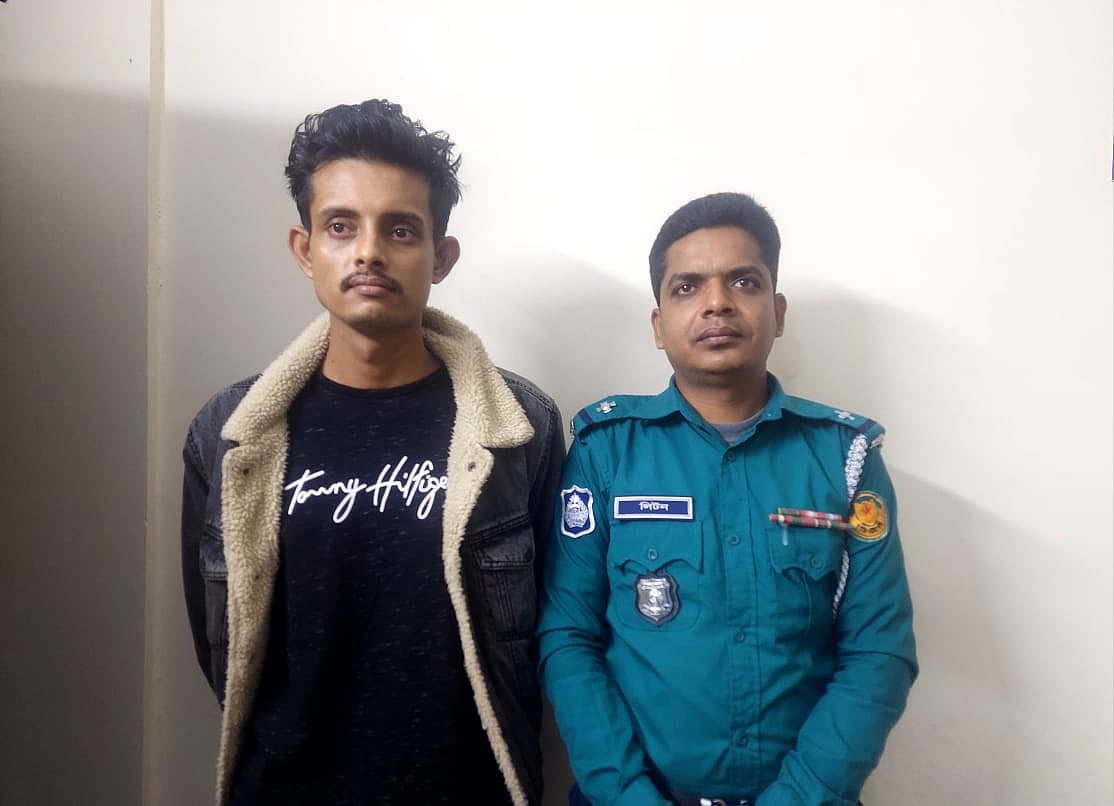 রিপন আহম্মেদ (রিংকু) নামের এই যুবককে গতকাল সোমবার বিকেলে মিরপুর ২ নম্বর এলাকা থেকে গ্রেপ্তার করা হয় বলে পুলিশ জানিয়েছে