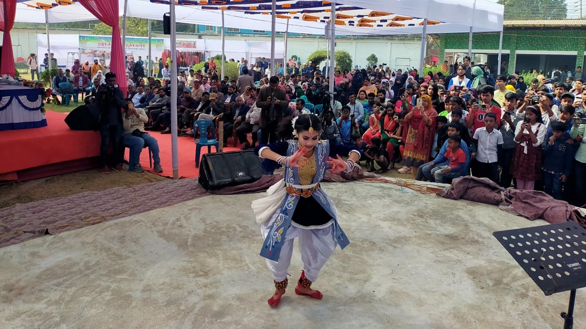 ‘তারুণ্যের উৎসব’–এর অংশ হিসেবে কুমারখালী পৌর শিশুপার্কের সবুজ চত্বরে এ নাট্যোৎসবের আয়োজন করেছে উপজেলা প্রশাসন ও উপজেলা শিল্পকলা একাডেমি