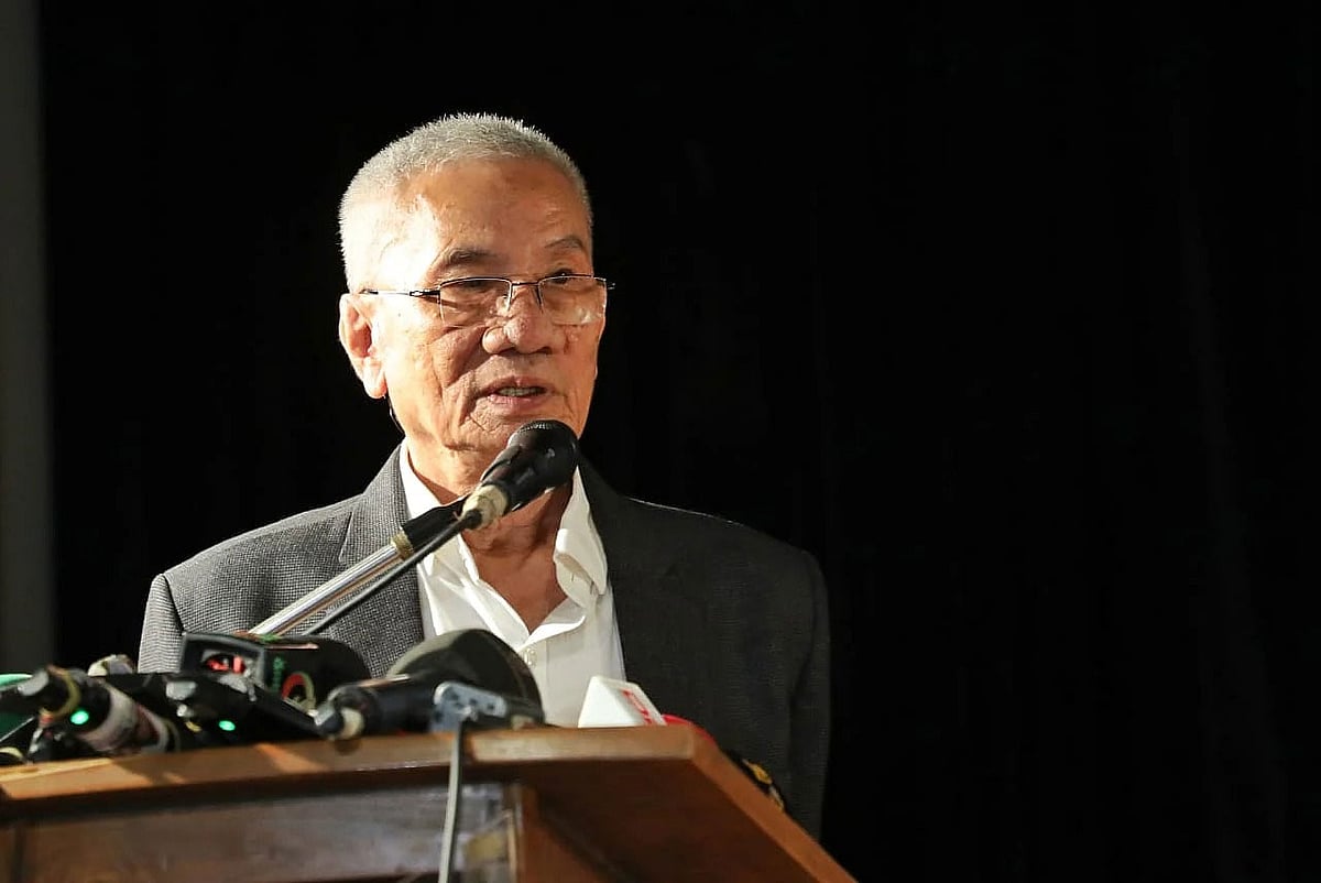 পার্বত্য চট্টগ্রামের আঞ্চলিক পরিষদের চেয়ারম্যান জ্যোতিরিন্দ্র বোধিপ্রিয় লারমা (সন্তু লারমা)