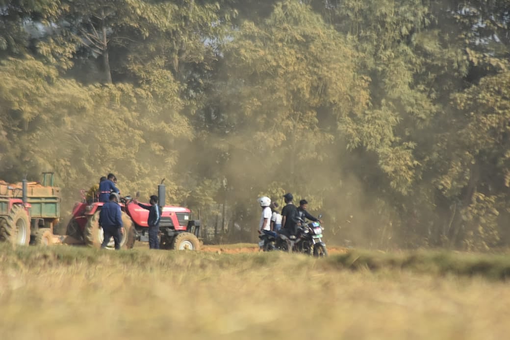 সম্প্রতি পাথরবোঝাই গাড়ি থেকে পুলিশ সদস্যদের টাকা নেওয়ার ভিডিও ও ছবি ফেসবুকে ছড়িয়ে পড়ে