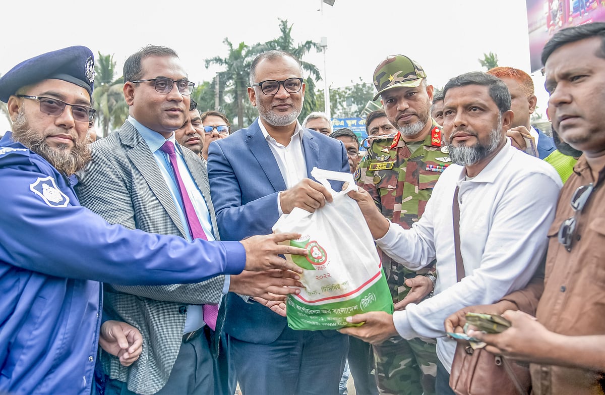 খুলনায় ট্রাকে টিসিবির পণ্য বিক্রয় কার্যক্রম উদ্বোধন করেন বাণিজ্য উপদেষ্টা শেখ বশিরউদ্দীন। আজ খুলনার শিববাড়ি মোড়ে