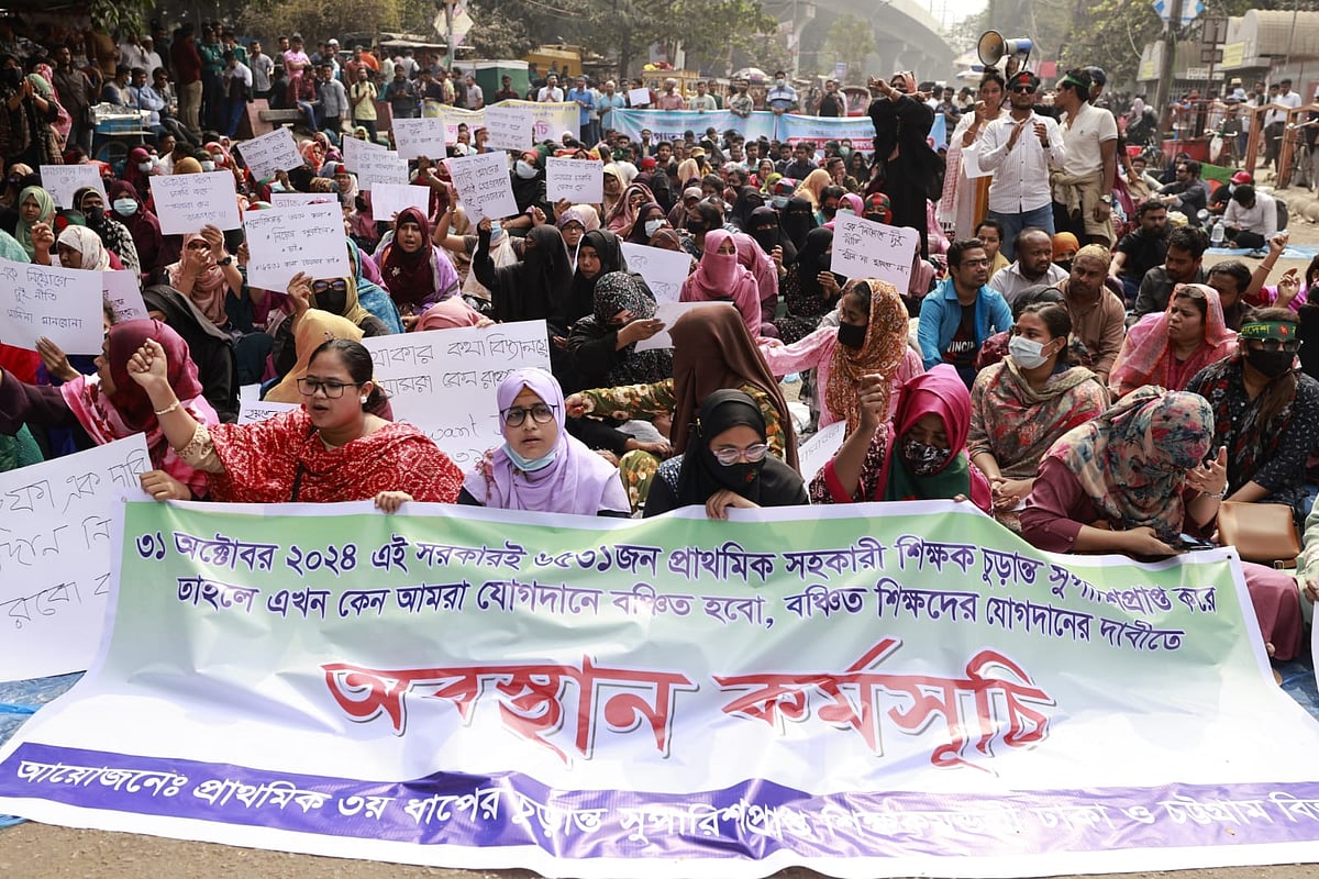 সরকারি প্রাথমিক বিদ্যালয়ের সহকারী শিক্ষক পদে বাতিল হওয়া নিয়োগ ফিরে পাওয়ার দাবিতে জাতীয় জাদুঘরের সামনের সড়কে অবস্থান করছেন আন্দোলনকারীরা। শাহবাগ, ঢাকা, ১১ ফেব্রুয়ারি ২০২৫