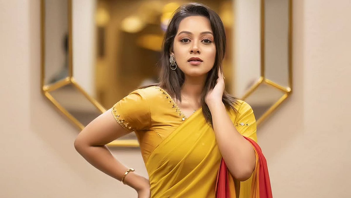 Dik sorayotgan ayol fotosurati