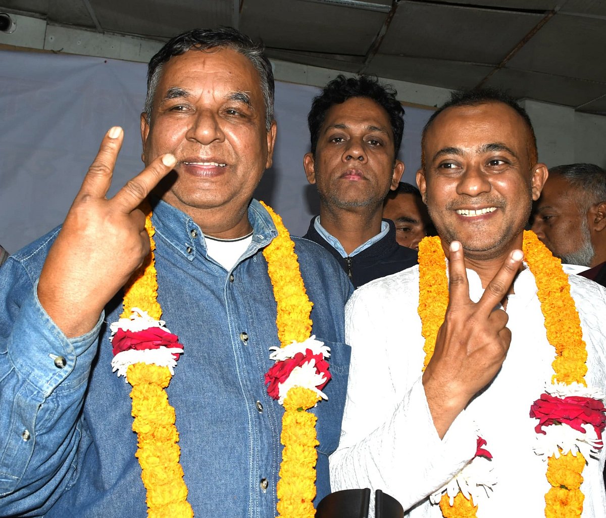এ কে এম মহসীন (বাঁয়ে) ও বাবুল তালুকদার
