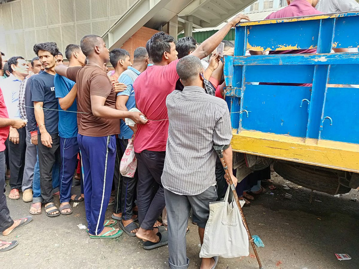 রাজধানীর কারওয়ান বাজারে আজ মঙ্গলবার ট্রাকে করে ভর্তুকিমূল্যে পণ্য বিক্রি করেছে টিসিবি। এসময় লাঠিতে ভর দিয়ে পণ্য কিনতে আসেন শারীরিক প্রতিবন্ধী বিল্লাল সরদার