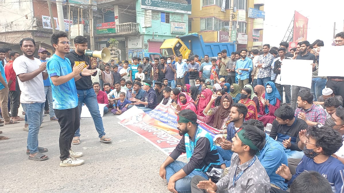 তাঁত বোর্ডের অধীন থেকে বস্ত্র অধিদপ্তরের আওতায় কলেজ স্থানান্তরের দাবি উপেক্ষা, কলেজের কার্যক্রম বন্ধ ও অন্যত্র পাঠদানের সিদ্ধান্ত নেওয়ার প্রতিবাদে নরসিংদী টেক্সটাইল ইঞ্জিনিয়ারিং কলেজের শিক্ষার্থীরা ঢাকা-সিলেট মহাসড়ক অবরোধ। মঙ্গলবার দুপুরে সাহেপ্রতাব এলাকায়