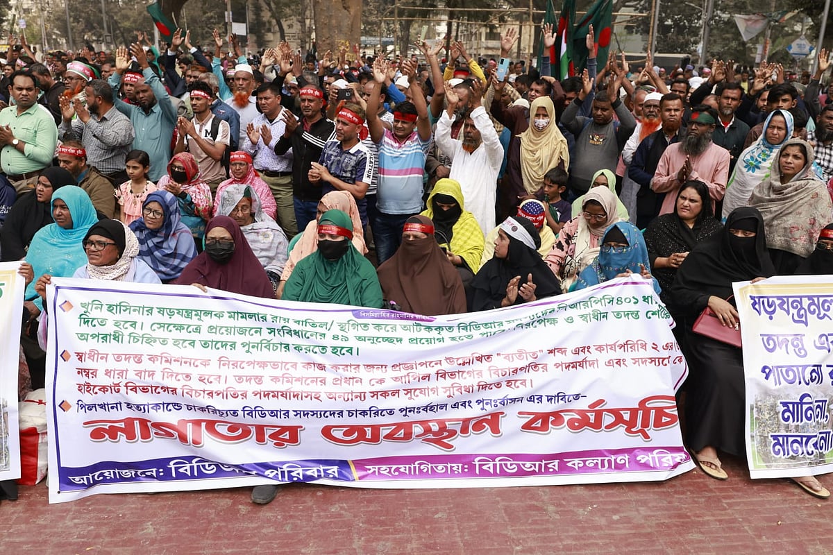 পিলখানা হত্যাকাণ্ডের পর চাকরিচ্যুত বিডিআর সদস্য ও তাঁদের স্বজনেরা অবস্থান কর্মসূচি পালন করছেন। ১১ ফেব্রুয়ারি, রাজধানীর কেন্দ্রীয় শহীদ মিনারে
