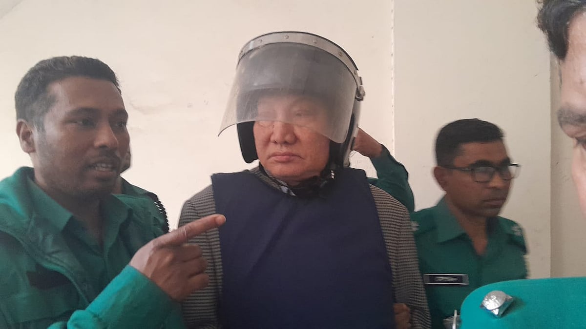 পার্বত্য চট্টগ্রামবিষয়ক সাবেক প্রতিমন্ত্রী দীপঙ্কর তালুকদারকে ঢাকার সিএমএম আদালত থেকে হাজতখানায় নিয়ে যাচ্ছে পুলিশ