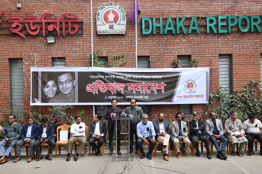 Qizning eshagida tirsagigacha qol kotaring