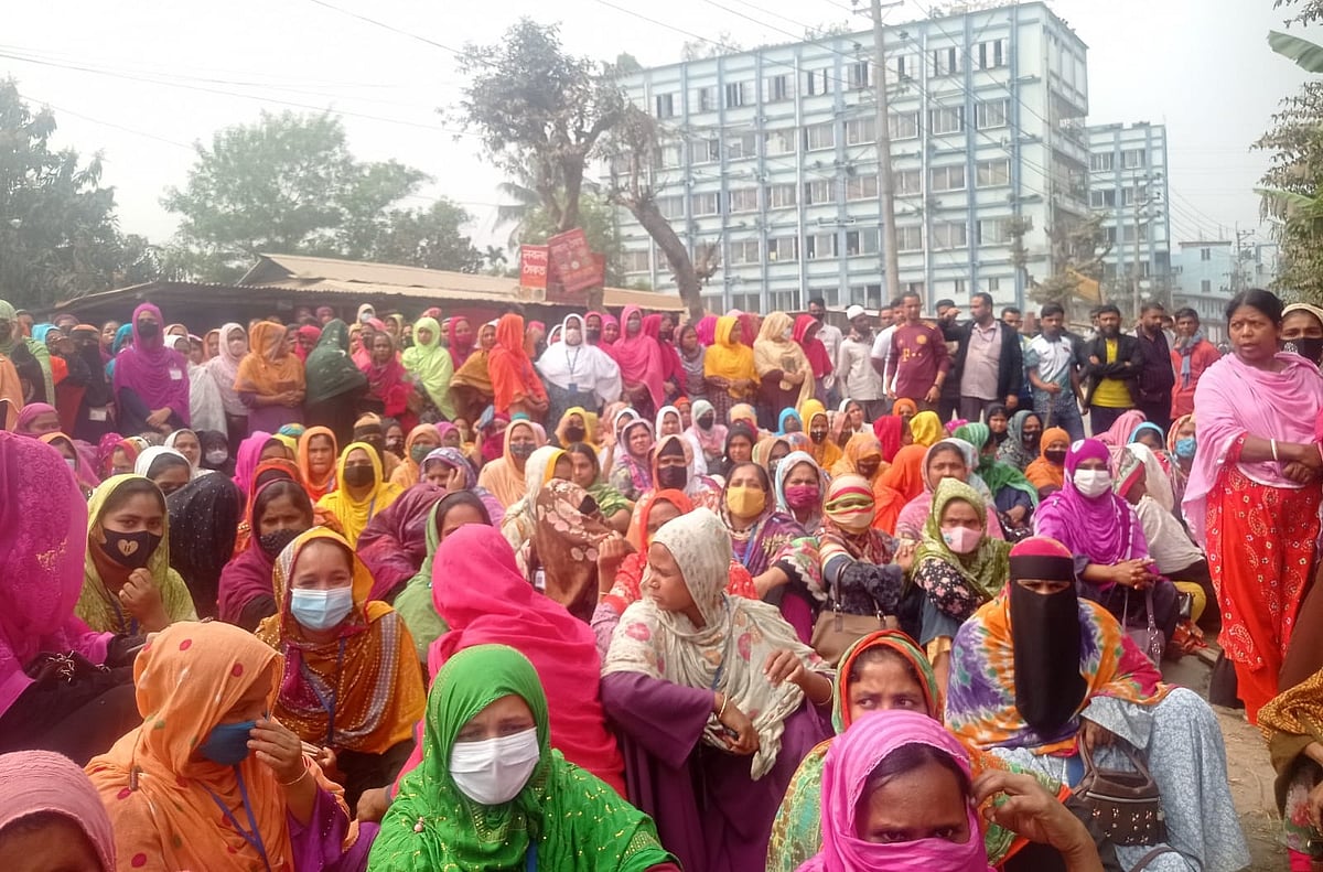 গাজীপুরের শ্রীপুরে  ক্রাউন ওলেন ওয়্যার কারখানার শ্রমিকেরা বিভিন্ন দাবিতে সড়ক অবরোধ ও বিক্ষোভ করেন। মঙ্গলবার দুপুরে শ্রীপুরের সলিং মোড় এলাকায়