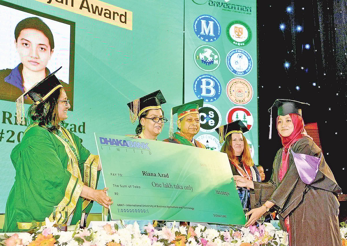 আলিমউল্লাহ মিয়ান পুরস্কার গ্রহণ করছেন স্বর্ণপদক পাওয়াদের মধ্যে সর্বোচ্চ অবস্থান অর্জন করা রিয়ানা আজাদ