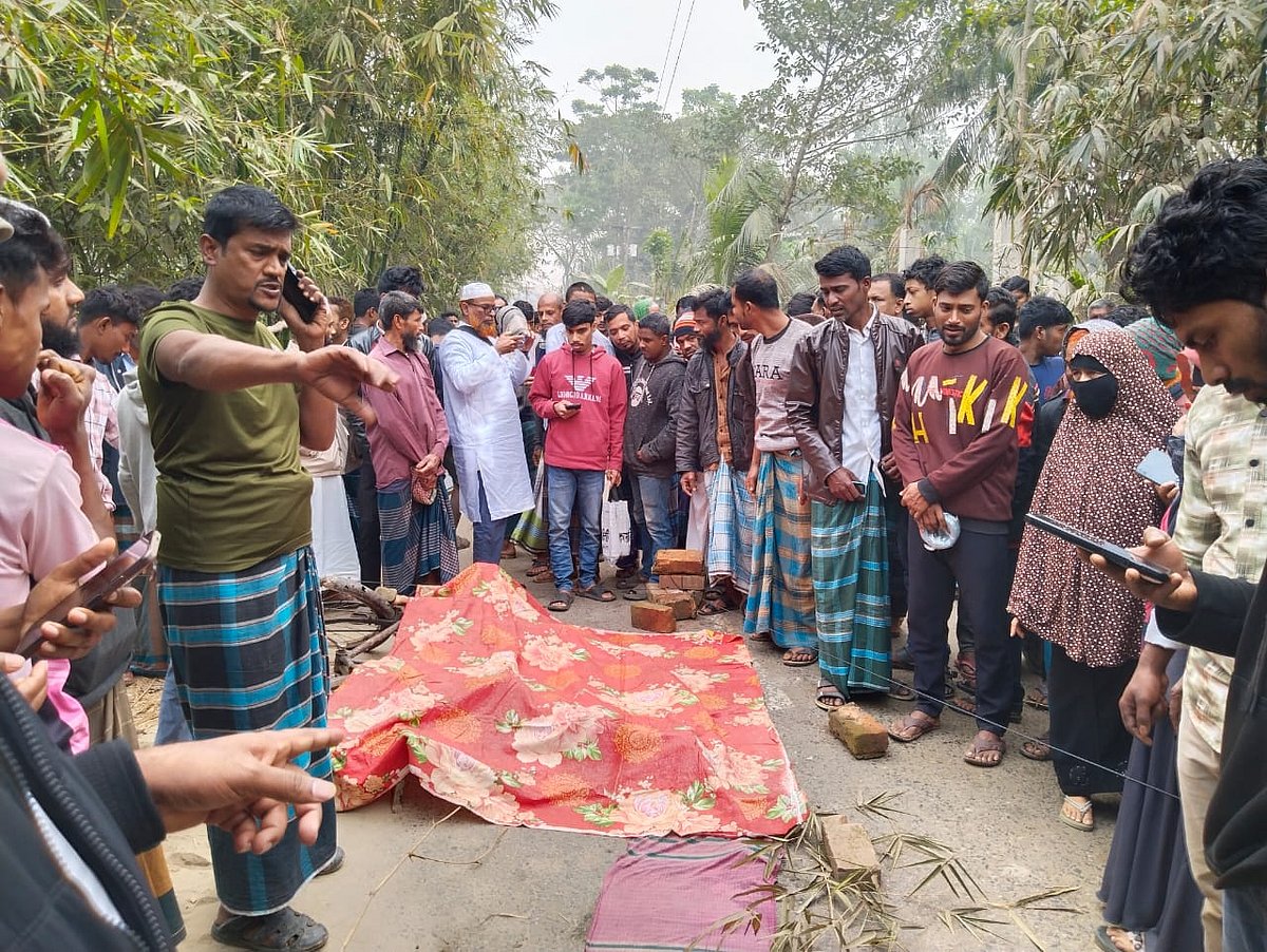 মহাসড়কের পাশে রাখা দুই শিশুর লাশ ঘিরে মানুষের জটলা