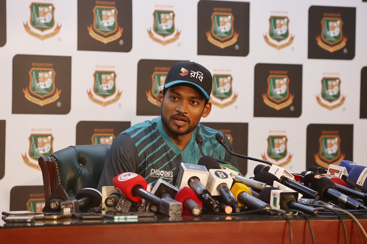 সংবাদ সম্মেলনে নাজমুল হোসেন