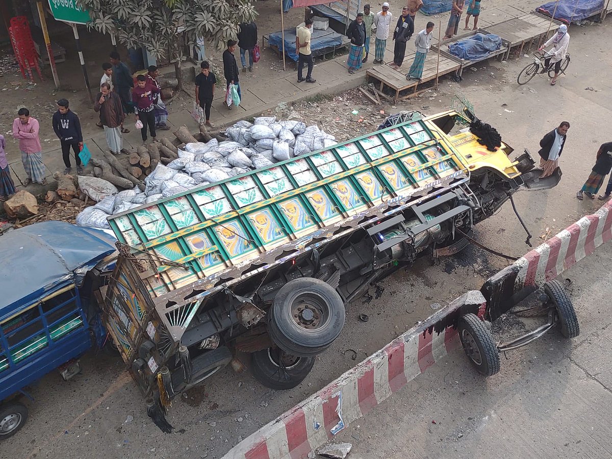সড়কের পাশে উল্টে পড়া ট্রাক