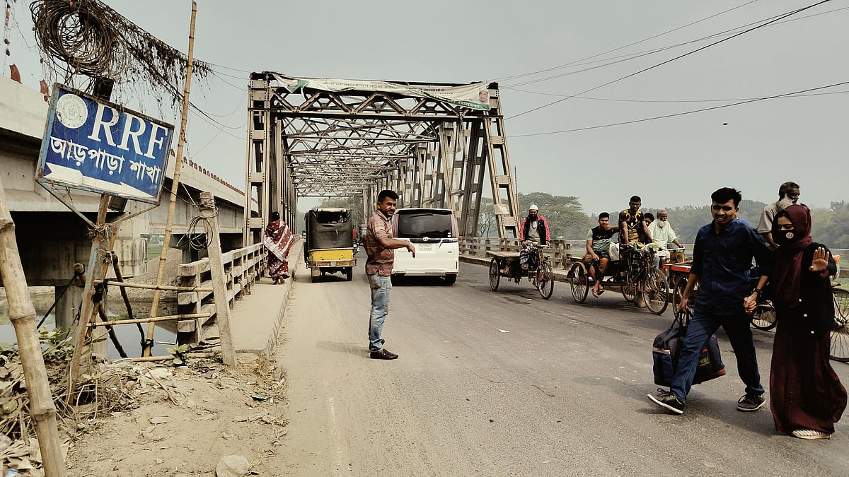 মাগুরার শালিখা উপজেলায় ফটকী নদীর ওপর নির্মিত আড়পাড়া সেতুর সংস্কারকাজ শুরু হবে শুক্রবার। আজ বুধবার সকালে তোলা