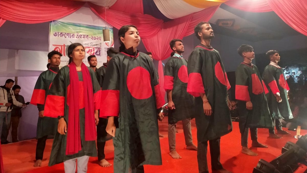 মঙ্গলবার রাতে মঞ্চস্থ হলো নাটক ‘রক্ত গন্ধা জুলাই’