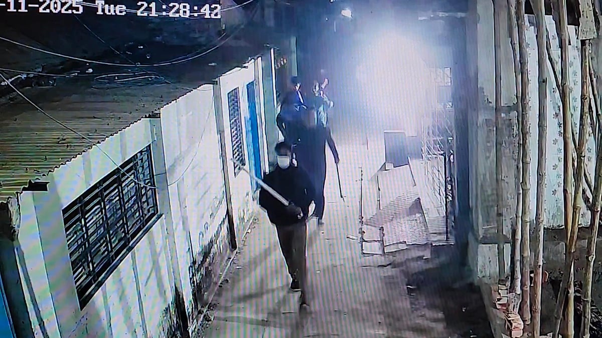 ময়মনসিংহ নগরের হরিকিশোর রায় রোডে বাসাবাড়িতে দেশি অস্ত্র নিয়ে কিশোর দলের হামলা। গতকাল সন্ধ্যায়