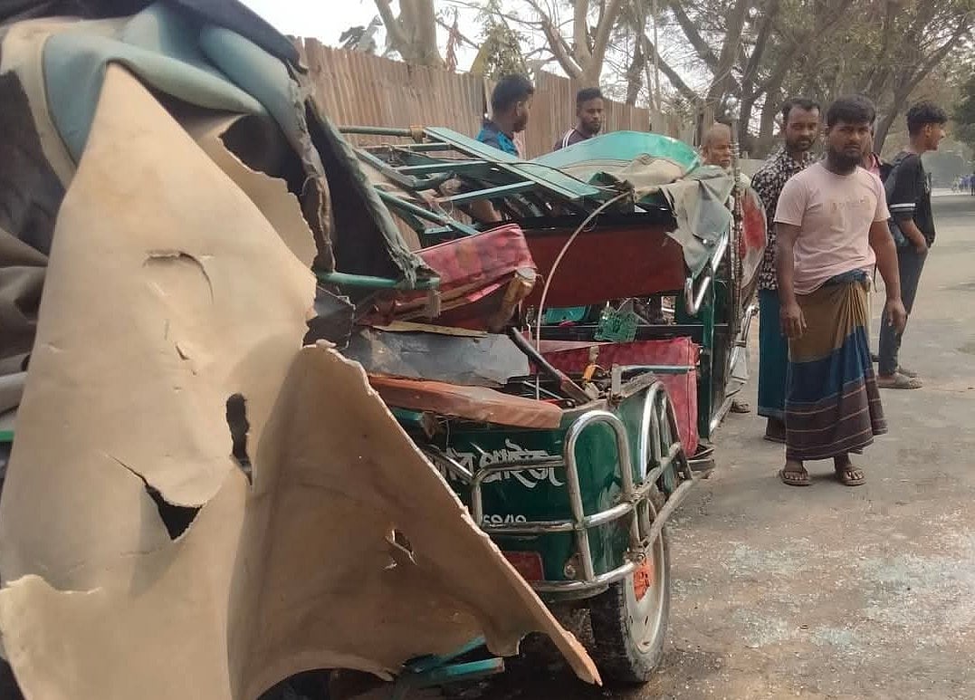 ট্রাকের সঙ্গে সংঘর্ষে দুমড়েমুচড়ে যাওয়া অটোরিকশা। আজ বুধবার দুপুরে ফরিদপুর সদরের আদমপুর এলাকায়