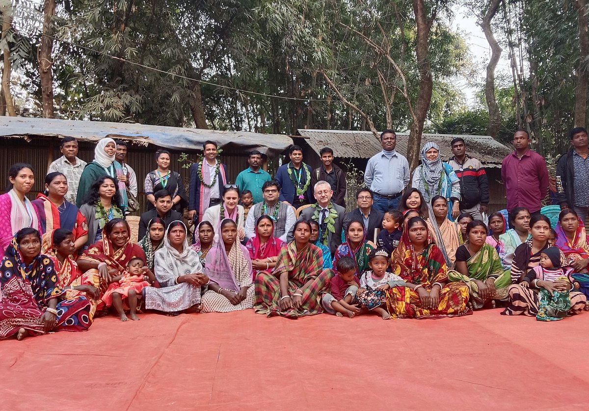 সিলেটে ইউরোপীয় ইউনিয়ন ও আন্তর্জাতিক সংস্থা অক্সফামের প্রতিনিধিদলের সঙ্গে নারী চা–শ্রমিকদের উঠান বৈঠক। আজ বিকেলে নগরের শাহী ঈদগাহ এলাকায়