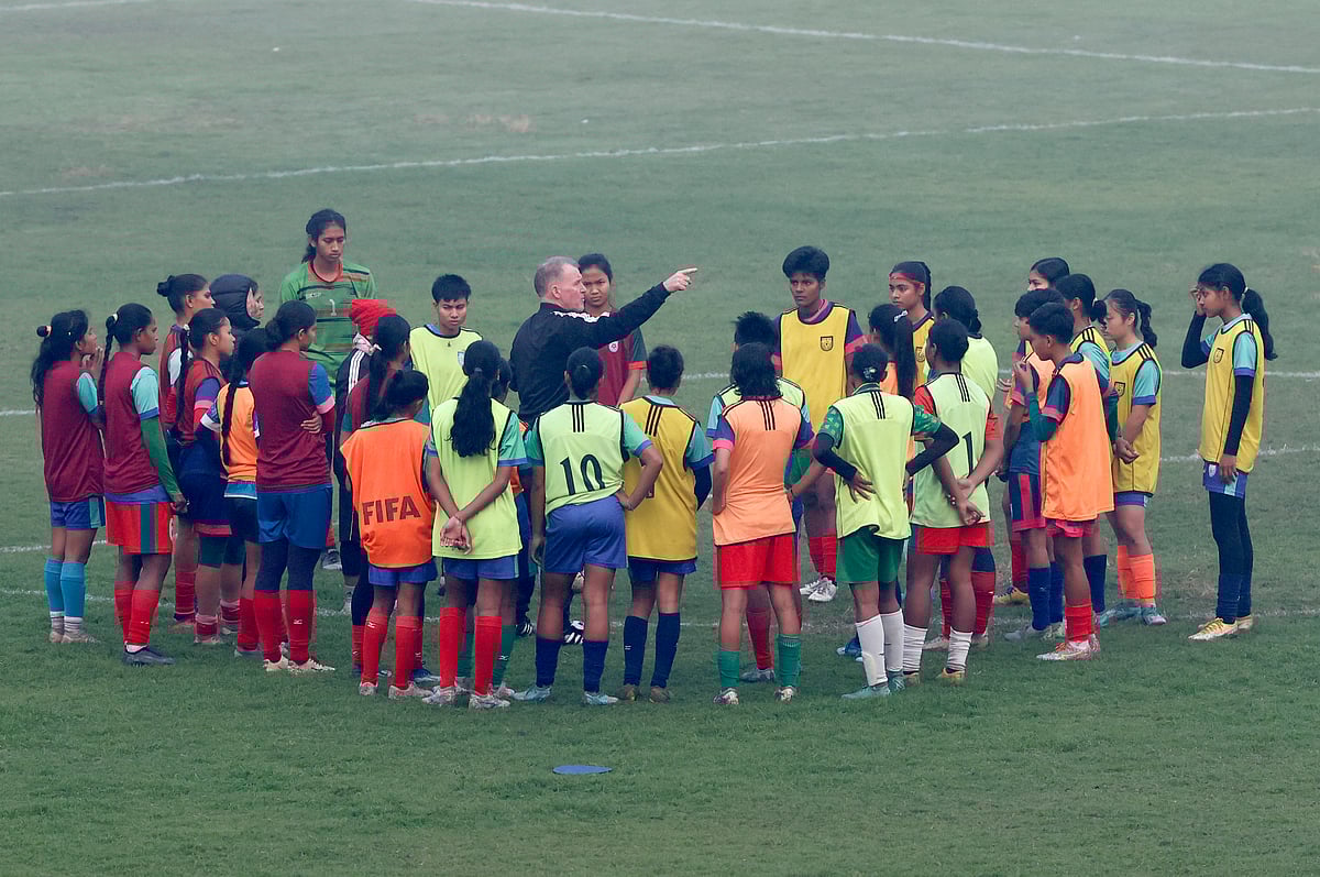 নারী ফুটবলারদের নিয়ে অনুশীলনে কোচ  পিটার বাটলার