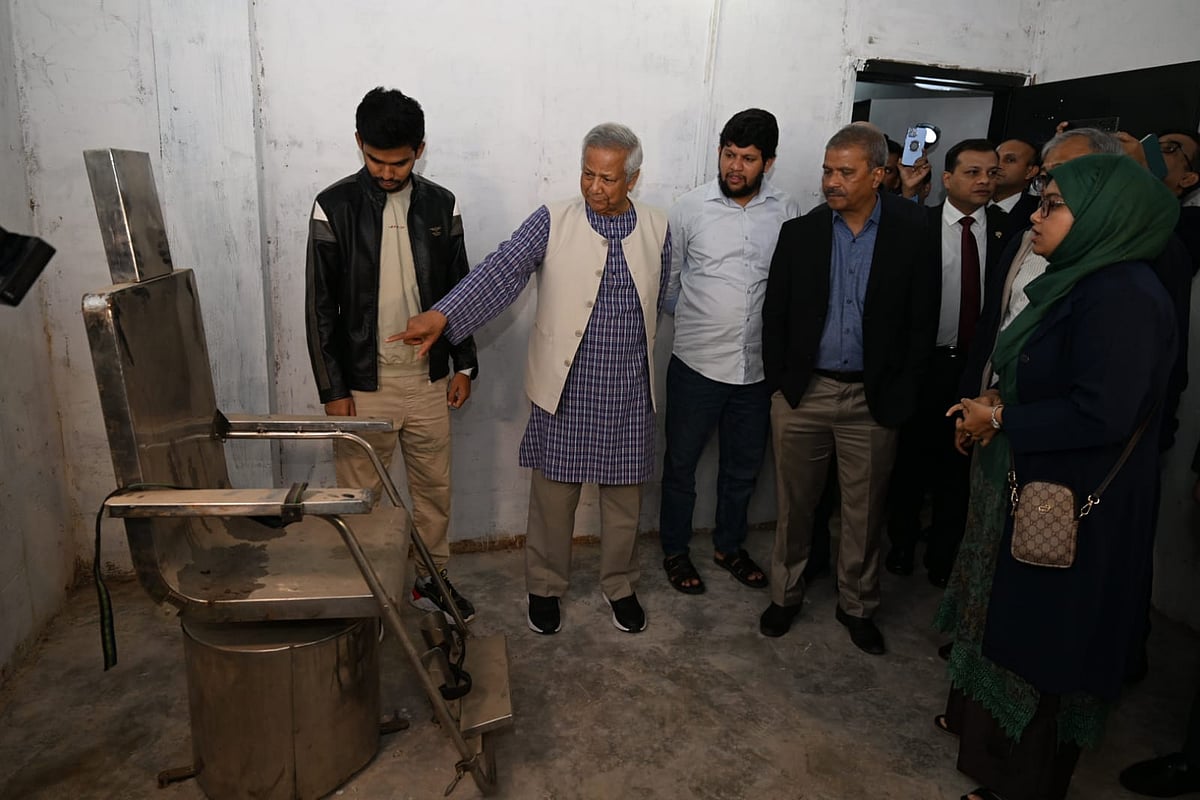 গোপন বন্দিশালায় থাকা ইলেকট্রিক চেয়ার দেখছেন প্রধান উপদেষ্টা অধ্যাপক মুহাম্মদ ইউনূসসহ অন্যরা