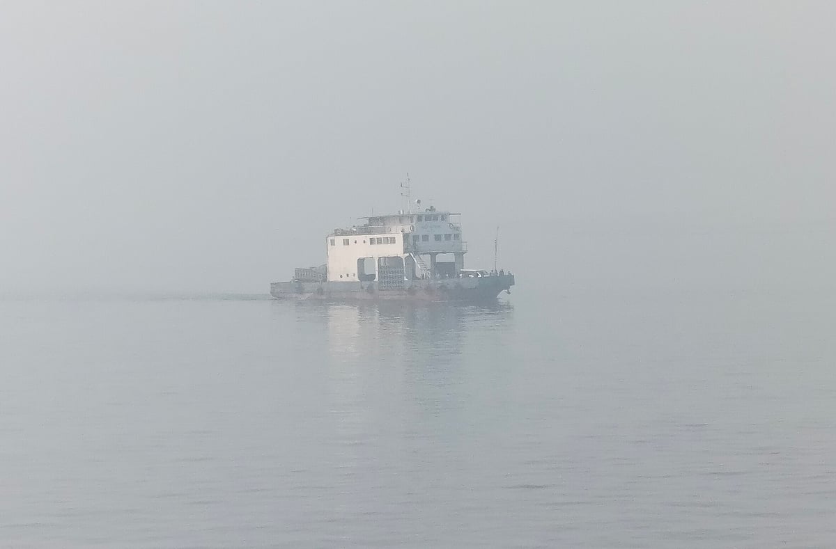 ঘন কুয়াশার কারণে মানিকগঞ্জের পাটুরিয়া ও রাজবাড়ীর দৌলতদিয়া নৌপথে দুই ঘণ্টা ফেরি বন্ধ থাকার পর আবার চালু হয়। আজ বুধবার সকালে