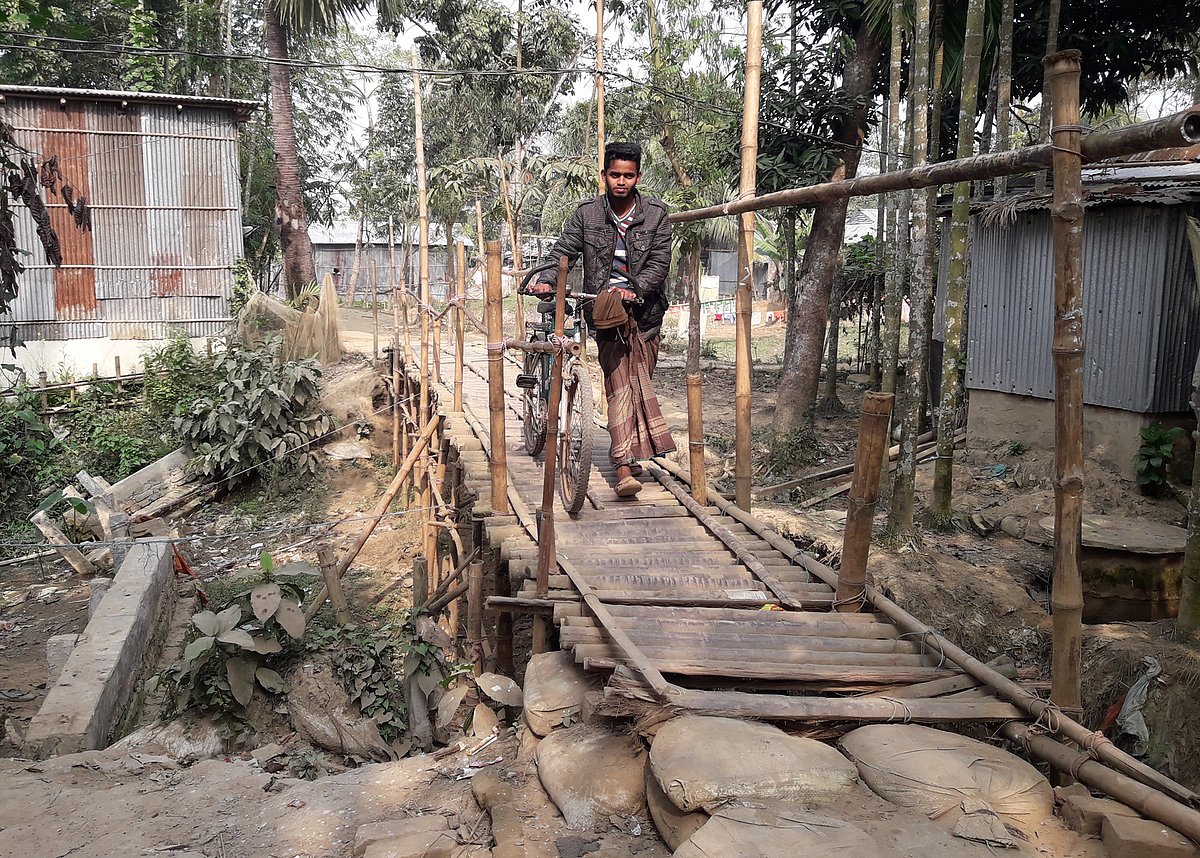 মৌলভীবাজার সদর উপজেলার খলিলপুর ইউনিয়নের কুশিয়ারা নদীর পানিতে ক্ষতিগ্রস্ত সড়কের ওপর বাঁশের সেতু বানিয়ে চলাচল করছেন স্থানীয় বাসিন্দারা। গত ২৫ জানুয়ারি শেরপুর-হামরকোনা সড়কে