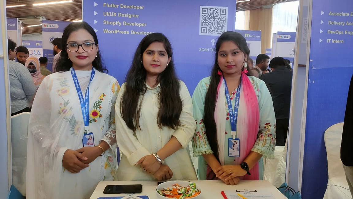 সকাল থেকে মেলায় চাকরিপ্রার্থীরা আসতে থাকেন। বেলা বাড়ার সঙ্গে সঙ্গে ভিড় বাড়ত  থাকে