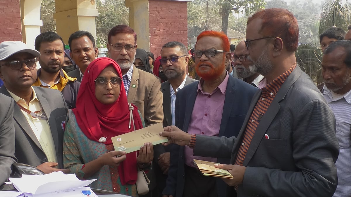 সাংবাদিক কল্যাণ ট্রাস্টের উদ্যোগে ময়মনিসংহে কর্মরত সাংবাদিকদের সন্তানদের শিক্ষাসহায়তার চেক বিতরণ করা হয়। আজ বুধবার দুপুরে ময়মনসিংহ জেলা প্রশাসকের কার্যালয়ের সামনে