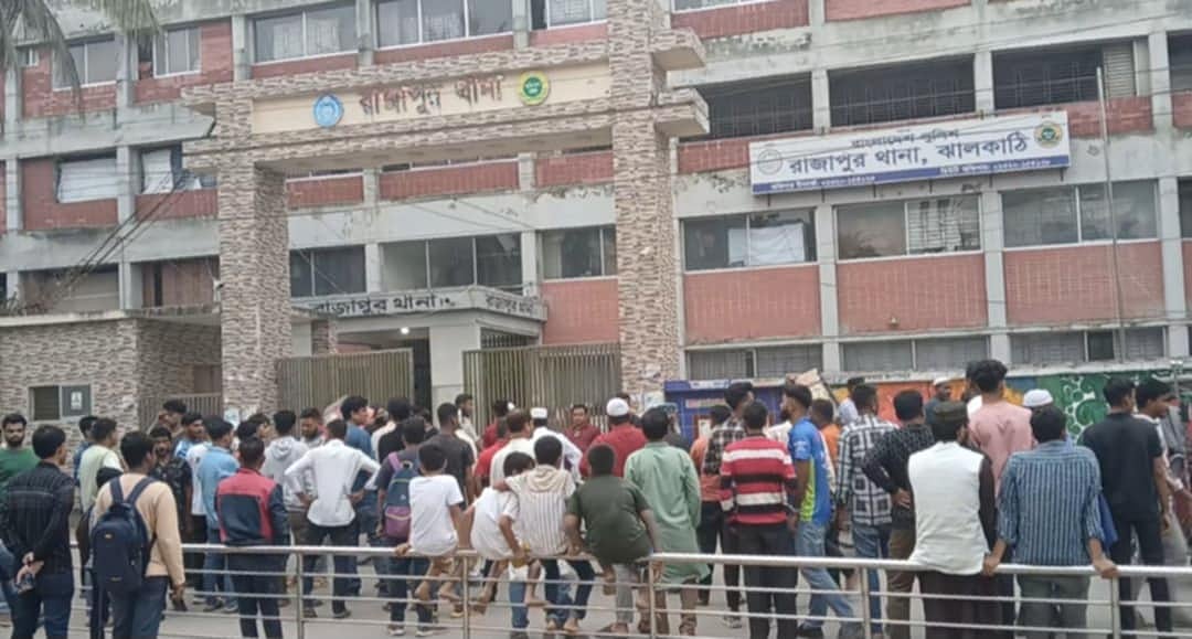 হামলার ঘটনায় এক পক্ষ রাজাপুর থানায় অভিযোগ দিতে গেলে অপর পক্ষ থানার বাইরে বিক্ষোভ করেন। রোববার বিকেলে