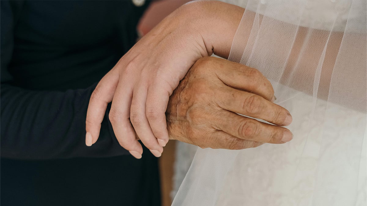 সুগার ড্যাডি হলো এমন একজন বয়স্ক পুরুষ, যিনি নগদ অর্থ, দামি উপহার বা সম্পদের বিনিময়ে তাঁর চেয়ে বয়সে ঢের ছোট কোনো নারীর সঙ্গে সম্পর্ক করেন