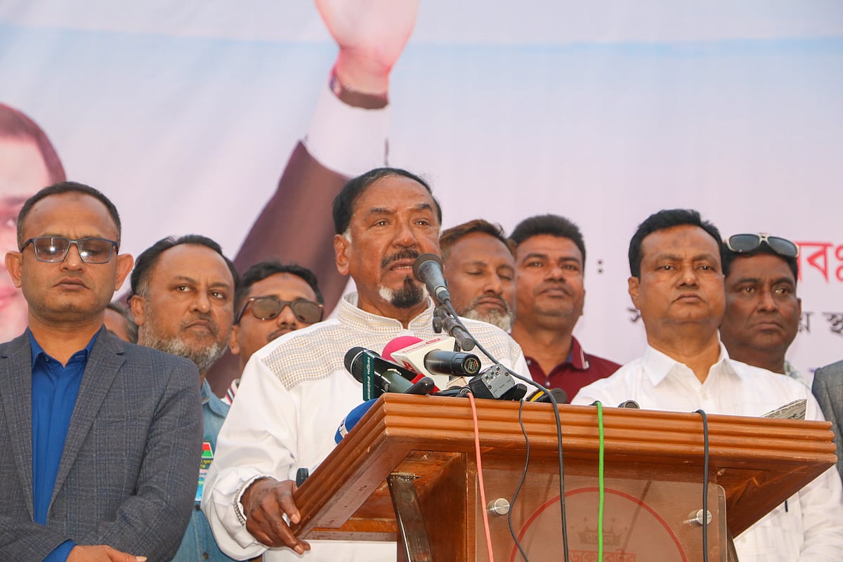 খুলনায় বিএনপির সমাবেশে প্রধান অতিথির বক্তব্য দেন হাফিজ উদ্দিন আহমেদ। শহীদ হাদিস পার্ক, খুলনা, ১২ ফেব্রুয়ারি