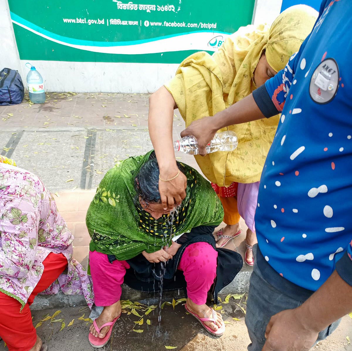 রাজধানীর মানিক মিয়া অ্যাভিনিউতে টিসিবির ট্রাকের পেছনে দীর্ঘ সময় না খেয়ে দাঁড়িয়ে থাকা ও ঠেলাঠেলির কারণে এক পর্যায়ে অজ্ঞান হয়ে যান এই নারী